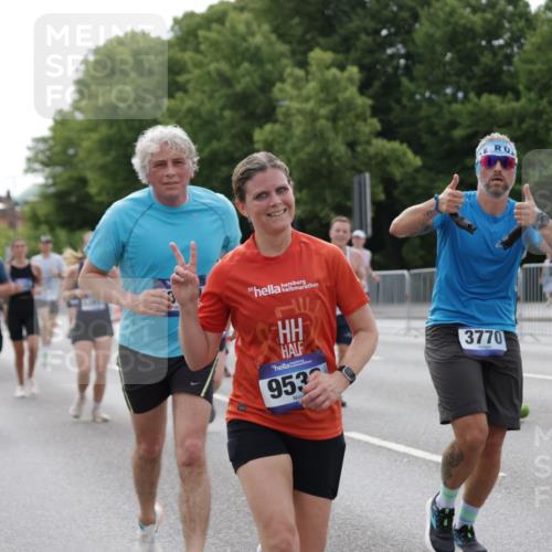 29.06.2025 - hella hamburg halbmarathon Jannik Wohlers http://msf.ph/oto/8168395 29.06.2025 10:21:09 Lombardsbrücke 1072, 1401, 2271, 2815, 3770, 3817, 3825, 3826, 4375, 4376, 4697, 4786, 5122, 5373, 5412, 5759, 5957, 6086, 6103, 6844, 7375, 7612, 7781, 8095, 8286, 8896, 9100, 9369, 9483, 9499, 9532, 9624, 10374, 10874, 10921, 12018, 12041, 12368, 12402, 12659, 13093, 13584, 13937, 14118, 14278, 14664, 15267, 15404, 15603, 15869, 16045, 16107, 17799, 17969, 18378, 18851, 19012 meine-sportfotos.de
