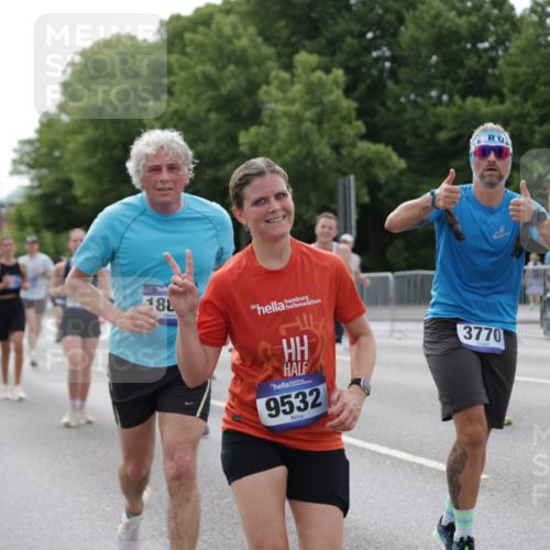 29.06.2025 - hella hamburg halbmarathon Jannik Wohlers http://msf.ph/oto/8168413 29.06.2025 10:21:09 Lombardsbrücke 1072, 1401, 2271, 2815, 3770, 3817, 3825, 3826, 4375, 4376, 4697, 4786, 5122, 5373, 5412, 5759, 5957, 6086, 6103, 6844, 7375, 7612, 7781, 8095, 8286, 8896, 9100, 9369, 9483, 9499, 9532, 9624, 10374, 10874, 10921, 12018, 12041, 12368, 12402, 12659, 13093, 13584, 13937, 14118, 14278, 14664, 15267, 15404, 15603, 15869, 16045, 16107, 17799, 17969, 18378, 18851, 19012 meine-sportfotos.de