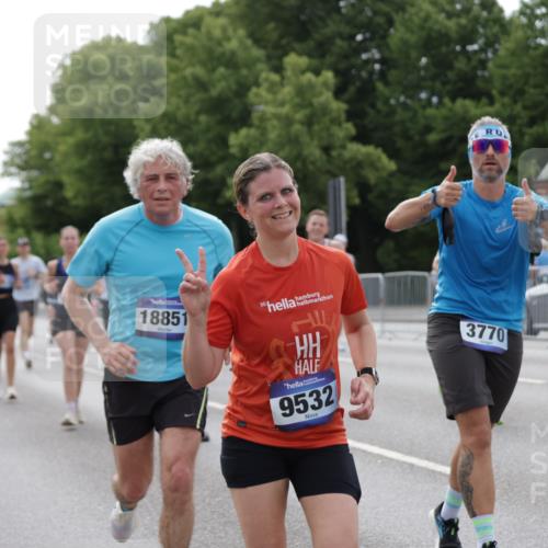 29.06.2025 - hella hamburg halbmarathon Jannik Wohlers http://msf.ph/oto/8168423 29.06.2025 10:21:09 Lombardsbrücke 1072, 1401, 2271, 2815, 3770, 3817, 3825, 3826, 4375, 4376, 4697, 4786, 5122, 5373, 5412, 5759, 5957, 6086, 6103, 6844, 7375, 7612, 7781, 8095, 8286, 8896, 9100, 9369, 9483, 9499, 9532, 9624, 10374, 10874, 10921, 12018, 12041, 12368, 12402, 12659, 13093, 13584, 13937, 14118, 14278, 14664, 15267, 15404, 15603, 15869, 16045, 16107, 17799, 17969, 18378, 18851, 19012 meine-sportfotos.de