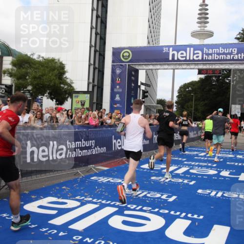 29.06.2025 - hella hamburg halbmarathon Michael Strokosch http://msf.ph/oto/8168429 29.06.2025 10:36:09 Ziel 2399, 6032, 9313, 10477, 12168, 12488, 13419, 14875, 17217, 18156, 18259, 18600 meine-sportfotos.de