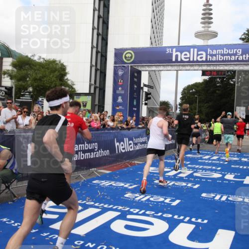 29.06.2025 - hella hamburg halbmarathon Michael Strokosch http://msf.ph/oto/8168448 29.06.2025 10:36:10 Ziel 2399, 6032, 6990, 9313, 10477, 12168, 12447, 12488, 13419, 14875, 17078, 17217, 18156, 18259, 18600 meine-sportfotos.de