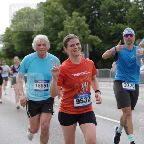 29.06.2025 - hella hamburg halbmarathon Jannik Wohlers http://msf.ph/oto/8168450 29.06.2025 10:21:09 Lombardsbrücke 1072, 1401, 2271, 2815, 3770, 3817, 3825, 3826, 4375, 4376, 4697, 4786, 5122, 5373, 5412, 5759, 5957, 6086, 6103, 6844, 7375, 7612, 7781, 8095, 8286, 8896, 9100, 9369, 9483, 9499, 9532, 9624, 10374, 10874, 10921, 12018, 12041, 12368, 12402, 12659, 13093, 13584, 13937, 14118, 14278, 14664, 15267, 15404, 15603, 15869, 16045, 16107, 17799, 17969, 18378, 18851, 19012 meine-sportfotos.de