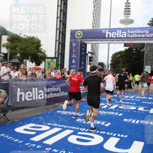 29.06.2025 - hella hamburg halbmarathon Michael Strokosch http://msf.ph/oto/8168466 29.06.2025 10:36:10 Ziel 2399, 6032, 6990, 9313, 10477, 12168, 12447, 12488, 13419, 14875, 17078, 17217, 18156, 18259, 18600 meine-sportfotos.de