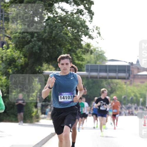 29.06.2025 - hella hamburg halbmarathon Jannik Wohlers http://msf.ph/oto/8168508 29.06.2025 09:41:19 Lombardsbrücke 2459, 4128, 4571, 7142, 10780, 11194, 12067, 12641, 13780, 14107, 16361, 16484 meine-sportfotos.de