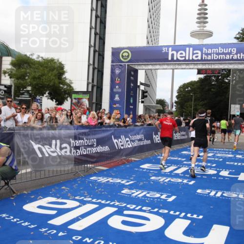 29.06.2025 - hella hamburg halbmarathon Michael Strokosch http://msf.ph/oto/8168516 29.06.2025 10:36:11 Ziel 2399, 6032, 6990, 9313, 10477, 12168, 12447, 12488, 13419, 14875, 17078, 17217, 17691, 18156, 18600 meine-sportfotos.de