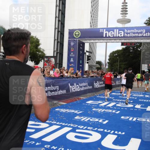 29.06.2025 - hella hamburg halbmarathon Michael Strokosch http://msf.ph/oto/8168528 29.06.2025 10:36:11 Ziel 2399, 6032, 6990, 9313, 10477, 12168, 12447, 12488, 13419, 14875, 17078, 17217, 17691, 18156, 18600 meine-sportfotos.de
