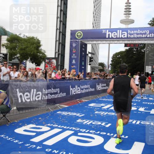 29.06.2025 - hella hamburg halbmarathon Michael Strokosch http://msf.ph/oto/8168540 29.06.2025 10:36:12 Ziel 2774, 6032, 6990, 10477, 12168, 12447, 12488, 13419, 14875, 17078, 17217, 17691, 18600 meine-sportfotos.de