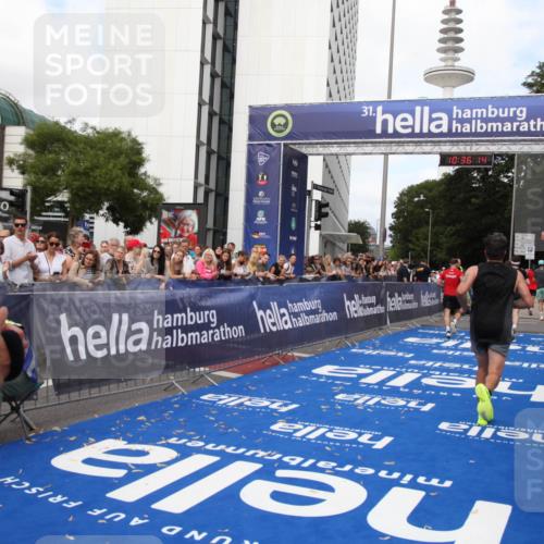 29.06.2025 - hella hamburg halbmarathon Michael Strokosch http://msf.ph/oto/8168557 29.06.2025 10:36:13 Ziel 2774, 6032, 6990, 12168, 12447, 12488, 13419, 14601, 14875, 15115, 17078, 17329, 17691, 18600 meine-sportfotos.de