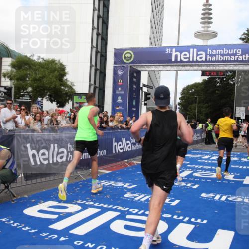 29.06.2025 - hella hamburg halbmarathon Michael Strokosch http://msf.ph/oto/8168643 29.06.2025 10:36:15 Ziel 2774, 6032, 6990, 12447, 13991, 14601, 14875, 15115, 17078, 17329, 17691, 18600 meine-sportfotos.de