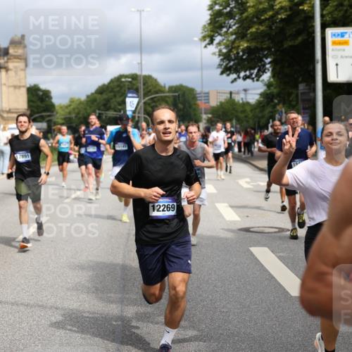 29.06.2025 - hella hamburg halbmarathon Yannick Fuchs http://msf.ph/oto/8168732 29.06.2025 10:40:57 20KM 1139, 2222, 2623, 3087, 4091, 4237, 4497, 5459, 6373, 6388, 6421, 6691, 6978, 7335, 8023, 8142, 8482, 8981, 9232, 9386, 9497, 9529, 9786, 9794, 10208, 10211, 11077, 11185, 11491, 11858, 12171, 12269, 12579, 12651, 12808, 12891, 13554, 13698, 13728, 13782, 13940, 14045, 14262, 14415, 14449, 14541, 14722, 15026, 15133, 15149, 15157, 15206, 15611, 15684, 15900, 16081, 16127, 16136, 16466, 16475, 17008, 17281, 17353, 17461, 17492, 17669, 17865, 17892, 18118 meine-sportfotos.de