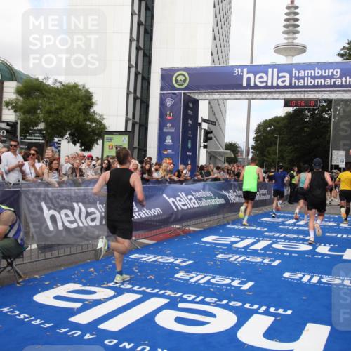 29.06.2025 - hella hamburg halbmarathon Michael Strokosch http://msf.ph/oto/8168733 29.06.2025 10:36:16 Ziel 2774, 6032, 6829, 6990, 6993, 12447, 13991, 14601, 15115, 17078, 17329, 17691, 18600 meine-sportfotos.de