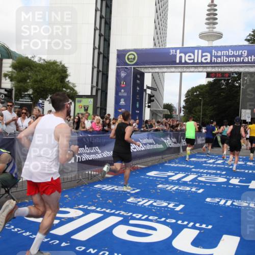 29.06.2025 - hella hamburg halbmarathon Michael Strokosch http://msf.ph/oto/8168753 29.06.2025 10:36:17 Ziel 2774, 6032, 6829, 6990, 6993, 12447, 13991, 14601, 15115, 15348, 17078, 17329, 17691, 18600 meine-sportfotos.de