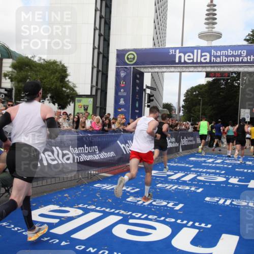 29.06.2025 - hella hamburg halbmarathon Michael Strokosch http://msf.ph/oto/8168779 29.06.2025 10:36:17 Ziel 2774, 6032, 6829, 6990, 6993, 12447, 13991, 14601, 15115, 15348, 17078, 17329, 17691, 18600 meine-sportfotos.de