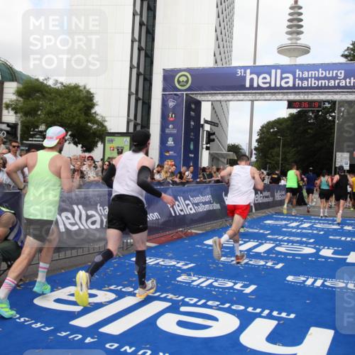 29.06.2025 - hella hamburg halbmarathon Michael Strokosch http://msf.ph/oto/8168801 29.06.2025 10:36:18 Ziel 2774, 6829, 6990, 6993, 12447, 13991, 14601, 15115, 15348, 17078, 17329, 17691, 18600 meine-sportfotos.de