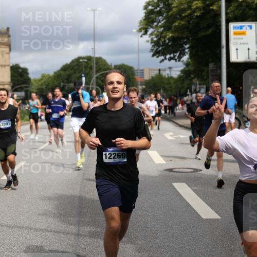 29.06.2025 - hella hamburg halbmarathon Yannick Fuchs http://msf.ph/oto/8168807 29.06.2025 10:40:57 20KM 1139, 2222, 2623, 3087, 4091, 4237, 4497, 5459, 6373, 6388, 6421, 6691, 6978, 7335, 8023, 8142, 8482, 8981, 9232, 9386, 9497, 9529, 9786, 9794, 10208, 10211, 11077, 11185, 11491, 11858, 12171, 12269, 12579, 12651, 12808, 12891, 13554, 13698, 13728, 13782, 13940, 14045, 14262, 14415, 14449, 14541, 14722, 15026, 15133, 15149, 15157, 15206, 15611, 15684, 15900, 16081, 16127, 16136, 16466, 16475, 17008, 17281, 17353, 17461, 17492, 17669, 17865, 17892, 18118 meine-sportfotos.de