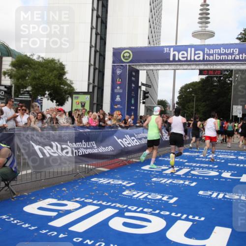 29.06.2025 - hella hamburg halbmarathon Michael Strokosch http://msf.ph/oto/8168835 29.06.2025 10:36:19 Ziel 2774, 6829, 6990, 6993, 12447, 13991, 14601, 15115, 15348, 16158, 17078, 17329, 17691 meine-sportfotos.de