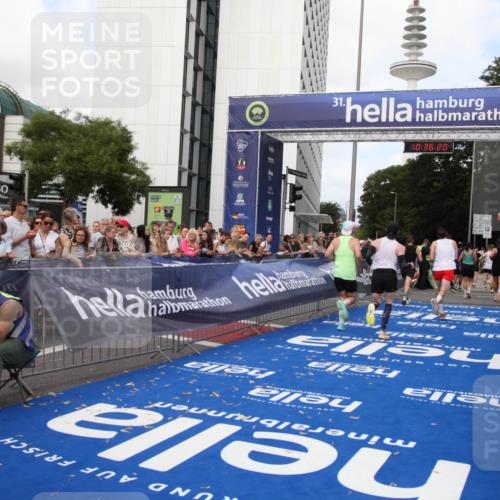 29.06.2025 - hella hamburg halbmarathon Michael Strokosch http://msf.ph/oto/8168852 29.06.2025 10:36:19 Ziel 2774, 6829, 6990, 6993, 12447, 13991, 14601, 15115, 15348, 16158, 17078, 17329, 17691 meine-sportfotos.de