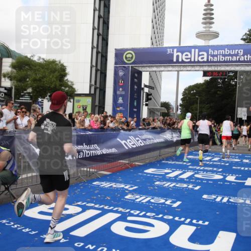 29.06.2025 - hella hamburg halbmarathon Michael Strokosch http://msf.ph/oto/8168879 29.06.2025 10:36:19 Ziel 2774, 6829, 6990, 6993, 12447, 13991, 14601, 15115, 15348, 16158, 17078, 17329, 17691 meine-sportfotos.de