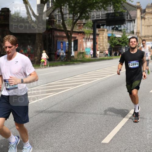 29.06.2025 - hella hamburg halbmarathon Yannick Fuchs http://msf.ph/oto/8168885 29.06.2025 10:40:58 20KM 1139, 2222, 2623, 3087, 4091, 4237, 4497, 5459, 6373, 6388, 6421, 6691, 6978, 7335, 8023, 8142, 8482, 8981, 9232, 9386, 9497, 9529, 9786, 9794, 10208, 10211, 11077, 11185, 11491, 11858, 12171, 12269, 12579, 12651, 12808, 12891, 13554, 13698, 13728, 13782, 13940, 14045, 14262, 14415, 14449, 14541, 14722, 15026, 15133, 15149, 15157, 15206, 15611, 15684, 15900, 16081, 16127, 16136, 16466, 16475, 17008, 17281, 17353, 17461, 17492, 17669, 17865, 17892, 18118 meine-sportfotos.de