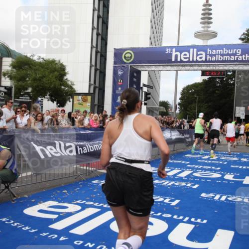 29.06.2025 - hella hamburg halbmarathon Michael Strokosch http://msf.ph/oto/8168886 29.06.2025 10:36:20 Ziel 2774, 6829, 6993, 13991, 14601, 15115, 15348, 16158, 17329, 17691 meine-sportfotos.de