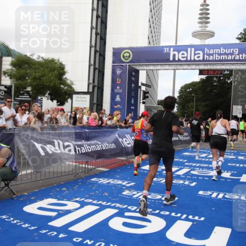 29.06.2025 - hella hamburg halbmarathon Michael Strokosch http://msf.ph/oto/8168894 29.06.2025 10:36:21 Ziel 2774, 6829, 6993, 12051, 13991, 14601, 15115, 15348, 16158, 17192, 17329 meine-sportfotos.de