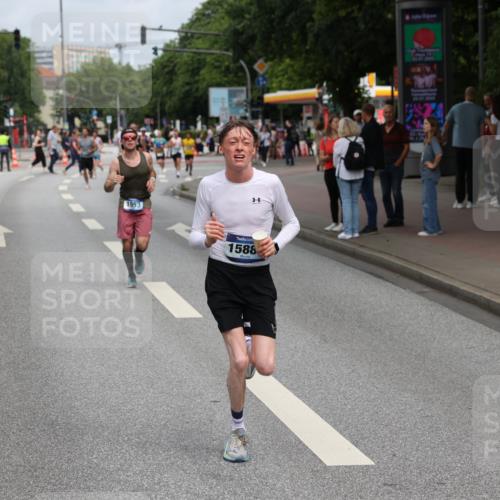 29.06.2025 - hella hamburg halbmarathon Yannick Fuchs http://msf.ph/oto/8168896 29.06.2025 10:23:37 20KM 1953, 2604, 3968, 6090, 7389, 10222, 12189, 14140, 15655, 15883, 16711, 17374, 17488 meine-sportfotos.de