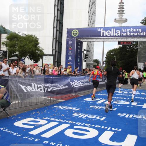 29.06.2025 - hella hamburg halbmarathon Michael Strokosch http://msf.ph/oto/8168918 29.06.2025 10:36:22 Ziel 6829, 6993, 12051, 13991, 14601, 15115, 15348, 16158, 17192, 17329 meine-sportfotos.de