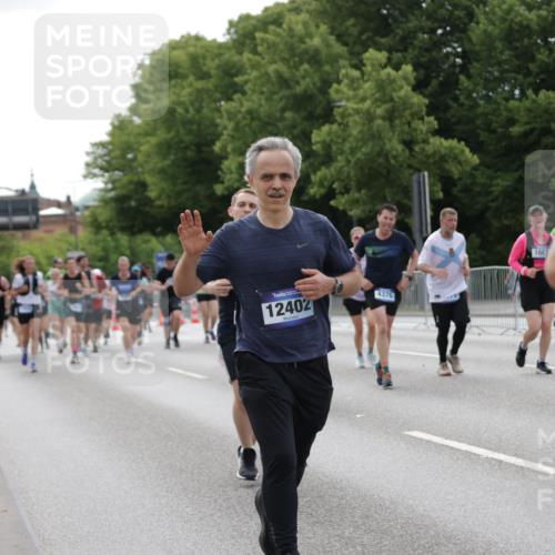 29.06.2025 - hella hamburg halbmarathon Jannik Wohlers http://msf.ph/oto/8168942 29.06.2025 10:21:16 Lombardsbrücke 1072, 1158, 1401, 1668, 2172, 2315, 2353, 2529, 3770, 3825, 3826, 4289, 4375, 4376, 4697, 4786, 5122, 5412, 5759, 5957, 6086, 6103, 6475, 6805, 7075, 7612, 7672, 8286, 8715, 8896, 9369, 9483, 9499, 9532, 9635, 10019, 10374, 10874, 11425, 12041, 12368, 12402, 12659, 13093, 13604, 13937, 14278, 15404, 15603, 15869, 16045, 17903, 17932, 18378, 18439, 18851 meine-sportfotos.de