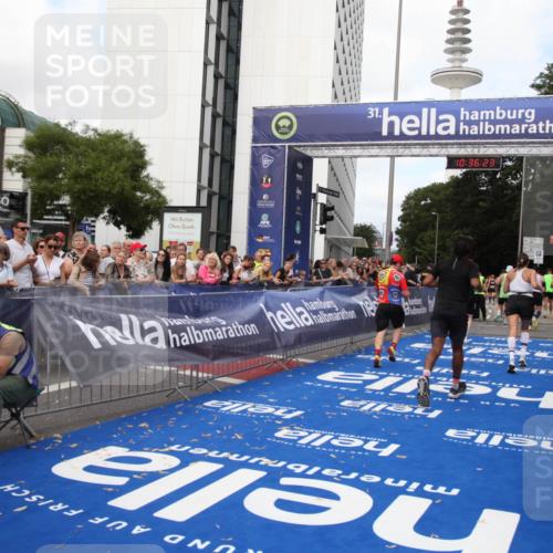 29.06.2025 - hella hamburg halbmarathon Michael Strokosch http://msf.ph/oto/8168946 29.06.2025 10:36:22 Ziel 6829, 6993, 12051, 13991, 14601, 15115, 15348, 16158, 17192, 17329 meine-sportfotos.de