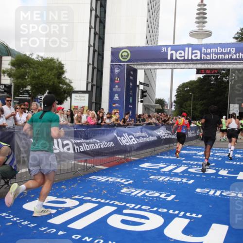 29.06.2025 - hella hamburg halbmarathon Michael Strokosch http://msf.ph/oto/8168954 29.06.2025 10:36:23 Ziel 6829, 6993, 12051, 13991, 14075, 15348, 16158, 17192 meine-sportfotos.de