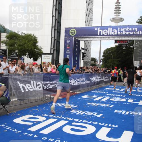29.06.2025 - hella hamburg halbmarathon Michael Strokosch http://msf.ph/oto/8168983 29.06.2025 10:36:23 Ziel 6829, 6993, 12051, 13991, 14075, 15348, 16158, 17192 meine-sportfotos.de