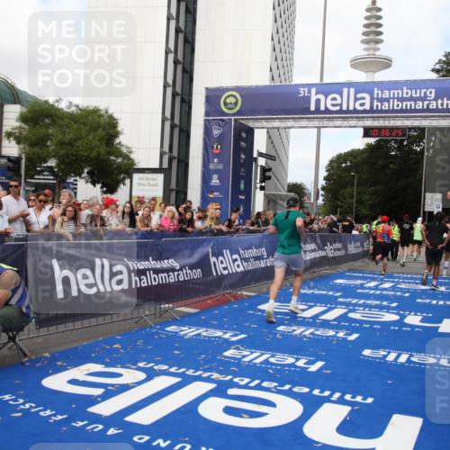 29.06.2025 - hella hamburg halbmarathon Michael Strokosch http://msf.ph/oto/8169021 29.06.2025 10:36:24 Ziel 6829, 6993, 12051, 13991, 14075, 15348, 16158, 17192 meine-sportfotos.de