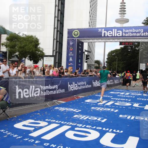 29.06.2025 - hella hamburg halbmarathon Michael Strokosch http://msf.ph/oto/8169050 29.06.2025 10:36:24 Ziel 6829, 6993, 12051, 13991, 14075, 15348, 16158, 17192 meine-sportfotos.de