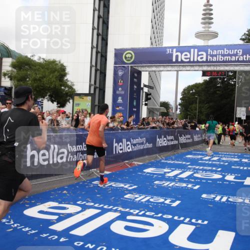 29.06.2025 - hella hamburg halbmarathon Michael Strokosch http://msf.ph/oto/8169115 29.06.2025 10:36:26 Ziel 8084, 11304, 12051, 14075, 15348, 16158, 17192, 18062 meine-sportfotos.de