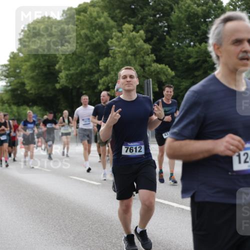 29.06.2025 - hella hamburg halbmarathon Jannik Wohlers http://msf.ph/oto/8169151 29.06.2025 10:21:17 Lombardsbrücke 1072, 1158, 1191, 1250, 1668, 1958, 2172, 2315, 2353, 2529, 3770, 3825, 3826, 4289, 4375, 4376, 4697, 5122, 5412, 5759, 5957, 6086, 6103, 6475, 6805, 7075, 7612, 7672, 8286, 8715, 8896, 9369, 9483, 9499, 9532, 9635, 10019, 10374, 10874, 11424, 11425, 12041, 12402, 12659, 13093, 13604, 13937, 14278, 15404, 15869, 16045, 17903, 17932, 18378, 18439, 18851 meine-sportfotos.de