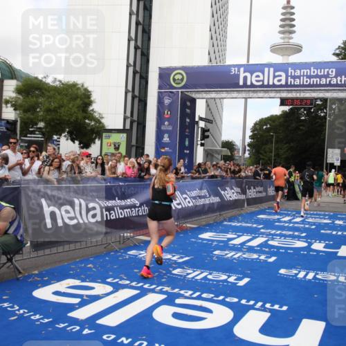 29.06.2025 - hella hamburg halbmarathon Michael Strokosch http://msf.ph/oto/8169205 29.06.2025 10:36:28 Ziel 8084, 10404, 10680, 10852, 11304, 12051, 12916, 14075, 16158, 17192, 18062 meine-sportfotos.de