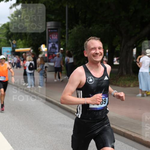 29.06.2025 - hella hamburg halbmarathon Yannick Fuchs http://msf.ph/oto/8169213 29.06.2025 10:23:43 20KM 1827, 1953, 2604, 3968, 5328, 6090, 7389, 8473, 10222, 10351, 10486, 14140, 15655, 15883, 16711, 17213, 17374, 17428, 17488, 18763 meine-sportfotos.de