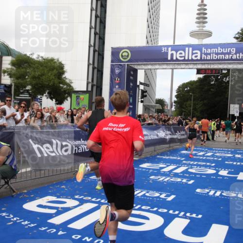29.06.2025 - hella hamburg halbmarathon Michael Strokosch http://msf.ph/oto/8169246 29.06.2025 10:36:30 Ziel 8084, 9296, 10404, 10680, 10852, 11304, 12051, 12916, 14075, 17192, 17723, 18062 meine-sportfotos.de