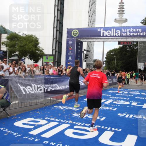 29.06.2025 - hella hamburg halbmarathon Michael Strokosch http://msf.ph/oto/8169264 29.06.2025 10:36:30 Ziel 8084, 9296, 10404, 10680, 10852, 11304, 12051, 12916, 14075, 17192, 17723, 18062 meine-sportfotos.de
