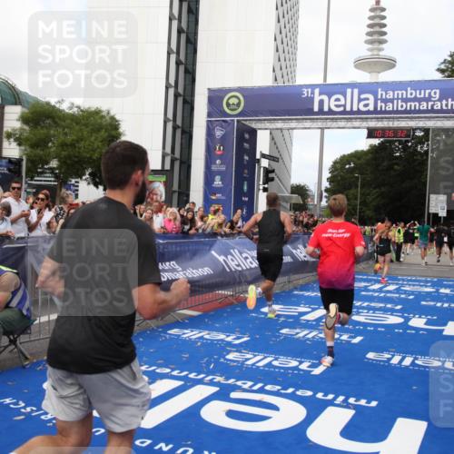29.06.2025 - hella hamburg halbmarathon Michael Strokosch http://msf.ph/oto/8169294 29.06.2025 10:36:31 Ziel 8084, 9296, 10404, 10680, 10852, 11304, 11833, 12916, 14075, 17723, 18062 meine-sportfotos.de