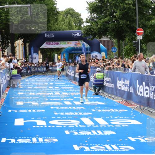 29.06.2025 - hella hamburg halbmarathon Zöllner http://msf.ph/oto/8169298 29.06.2025 10:20:48 Ziel 14360, 16988, 17402 meine-sportfotos.de