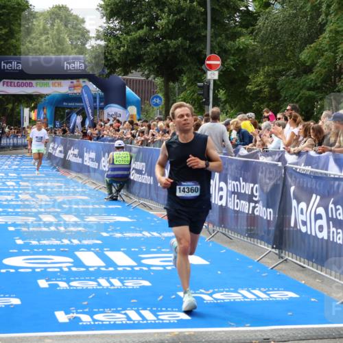 29.06.2025 - hella hamburg halbmarathon Zöllner http://msf.ph/oto/8169397 29.06.2025 10:20:49 Ziel 14360, 16988, 17402 meine-sportfotos.de