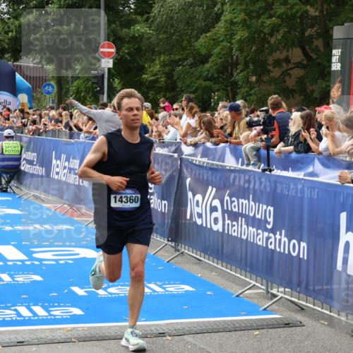 29.06.2025 - hella hamburg halbmarathon Zöllner http://msf.ph/oto/8169405 29.06.2025 10:20:50 Ziel 14360, 16988, 17402 meine-sportfotos.de