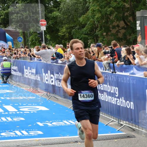 29.06.2025 - hella hamburg halbmarathon Zöllner http://msf.ph/oto/8169433 29.06.2025 10:20:50 Ziel 14360, 16988, 17402 meine-sportfotos.de