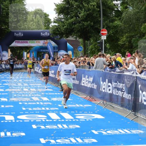 29.06.2025 - hella hamburg halbmarathon Zöllner http://msf.ph/oto/8169505 29.06.2025 10:20:53 Ziel 11210, 14766, 16988, 17402 meine-sportfotos.de