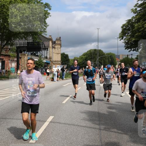 29.06.2025 - hella hamburg halbmarathon Yannick Fuchs http://msf.ph/oto/8169532 29.06.2025 10:41:02 20KM 1689, 2222, 2623, 3087, 4091, 4237, 4497, 5459, 5472, 6373, 6421, 6978, 8023, 8142, 8482, 8981, 9232, 9386, 9497, 9529, 9786, 9794, 10208, 10211, 11077, 11185, 11858, 12171, 12269, 12651, 12808, 12891, 13554, 13698, 13728, 13940, 14045, 14415, 14449, 14541, 14722, 15026, 15149, 15157, 15206, 15611, 15684, 15900, 16081, 16127, 16136, 16466, 16475, 17008, 17281, 17353, 17461, 17669, 17718, 17865, 18118 meine-sportfotos.de