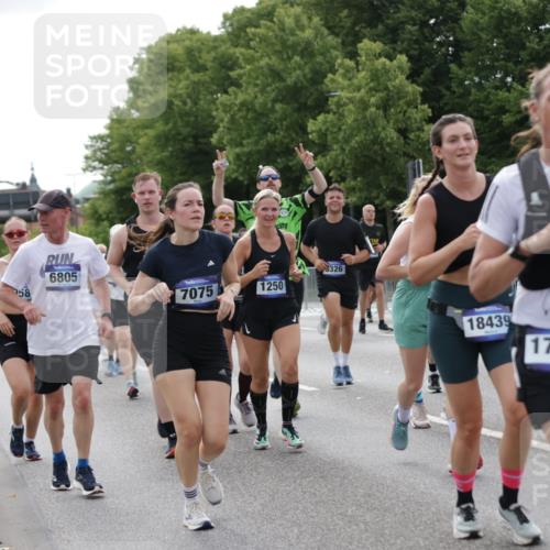 29.06.2025 - hella hamburg halbmarathon Jannik Wohlers http://msf.ph/oto/8169547 29.06.2025 10:21:24 Lombardsbrücke 1158, 1191, 1250, 1668, 1958, 2172, 2315, 2353, 2529, 3606, 3995, 4046, 4289, 4375, 4376, 5122, 5641, 5759, 5957, 6086, 6475, 6676, 6805, 7075, 7162, 7612, 7672, 8715, 8896, 8959, 9002, 9062, 9326, 9369, 9635, 10019, 10125, 10210, 10787, 11424, 11425, 12041, 12402, 12659, 13477, 13604, 14278, 15104, 16762, 16781, 16796, 17903, 17932, 18439, 19099 meine-sportfotos.de