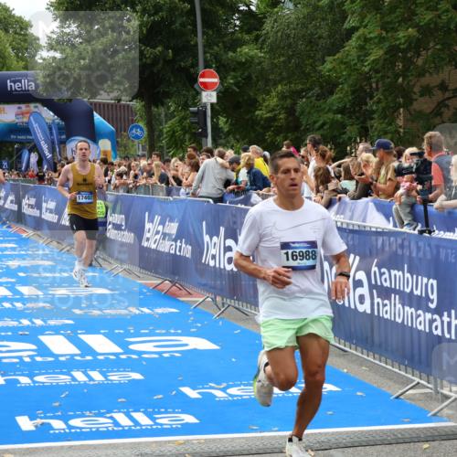 29.06.2025 - hella hamburg halbmarathon Zöllner http://msf.ph/oto/8169589 29.06.2025 10:20:55 Ziel 11210, 14766, 16988, 17402 meine-sportfotos.de