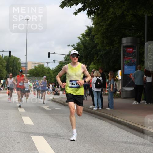 29.06.2025 - hella hamburg halbmarathon Yannick Fuchs http://msf.ph/oto/8169600 29.06.2025 10:23:53 20KM 1827, 3968, 5328, 6090, 8473, 10222, 10351, 10486, 14140, 15655, 16711, 17213, 17374, 17428, 17488, 18763 meine-sportfotos.de