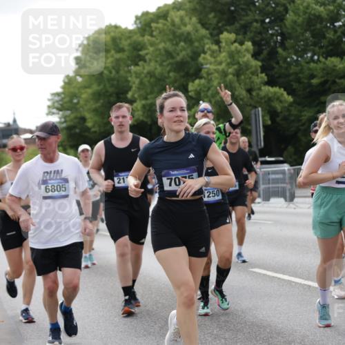 29.06.2025 - hella hamburg halbmarathon Jannik Wohlers http://msf.ph/oto/8169749 29.06.2025 10:21:25 Lombardsbrücke 1158, 1191, 1250, 1294, 1668, 1958, 2172, 2315, 2353, 2529, 3606, 3995, 4046, 4289, 4375, 4376, 5641, 5759, 5957, 6086, 6475, 6676, 6805, 7075, 7162, 7612, 7672, 8715, 8896, 8959, 9002, 9062, 9326, 9635, 10019, 10125, 10210, 10787, 11424, 11425, 12041, 12402, 12659, 13477, 13604, 14278, 15104, 16143, 16762, 16781, 16796, 17903, 17932, 18439, 19099 meine-sportfotos.de